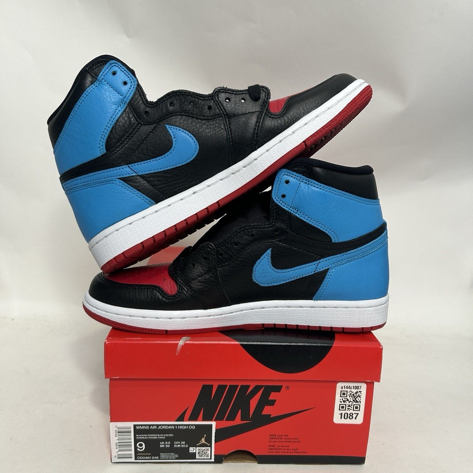 Jordan Brand Nike Air Jordan 1 Retro High WMNS “UNC To Chicago” Size US 9 / IT 39 - 3 Thumbnail