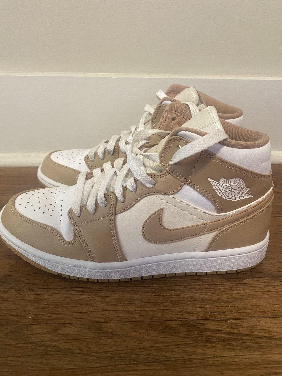 Jordan Brand Air Jordan 1s Mid Tan Gum Bottom Size US 8 / EU 41 - 11 Thumbnail