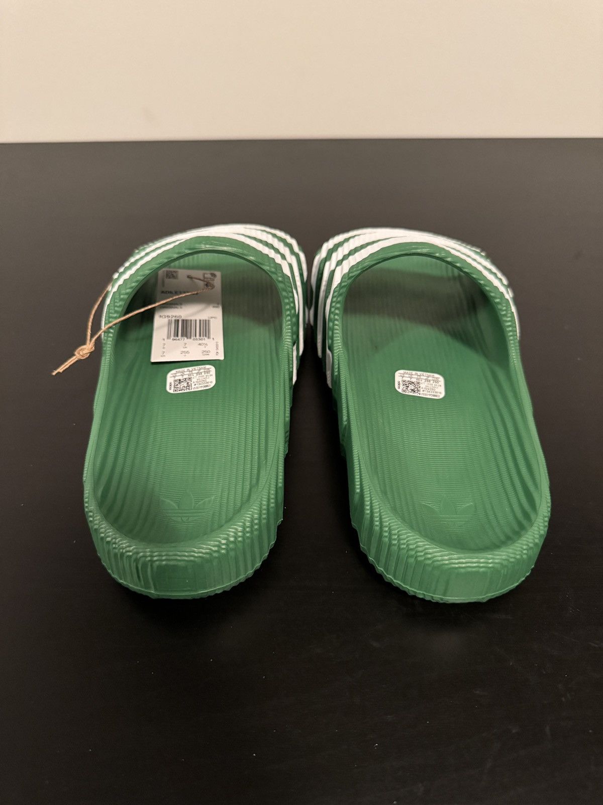Adidas ADIDAS ADILETTE 22 SLIDES PRELOVED GREEN CLOUD WHITE Size US 7 / EU 40 - 4 Thumbnail