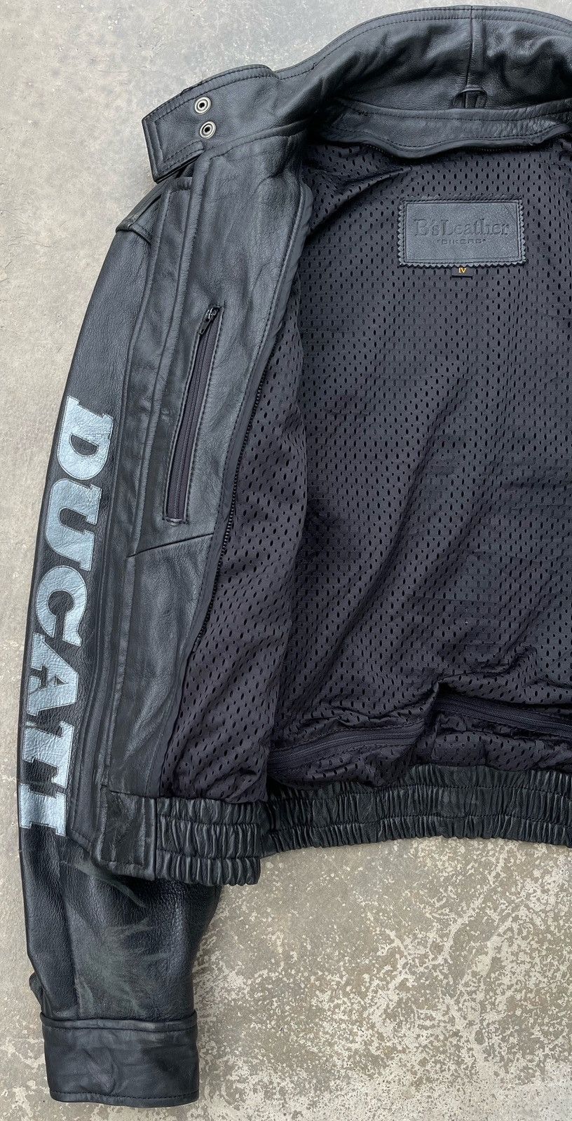 Ducati × Kadoya 🔥RARE🔥 DUCATI ITALY BY KADOYA GENUINE LEATHER RAIDER JACKET Size US M / EU 48-50 / 2 - 17 Thumbnail