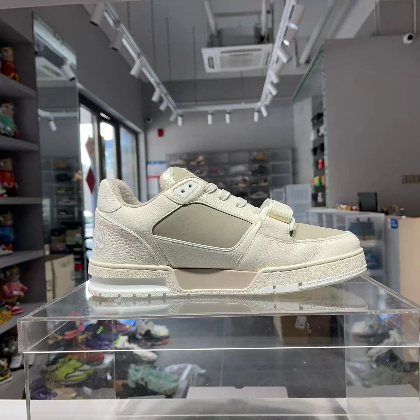 Louis Vuitton LV Trainer Beige Suede New Velcro 41 Mint (Box & Dust) Size US 8 / EU 41 - 5 Thumbnail