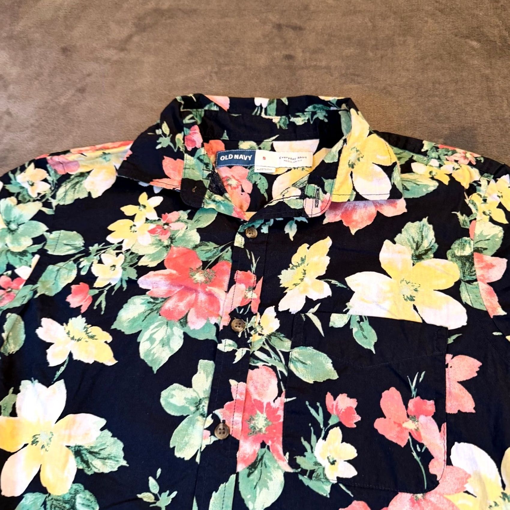 Old Navy Old Navy Button-Up Short Sleeve Floral Print Everyday Shirt Mens Small Black Floral Button-Up Pocketed Shirt Size US S / EU 44-46 / 1 - 2 Thumbnail