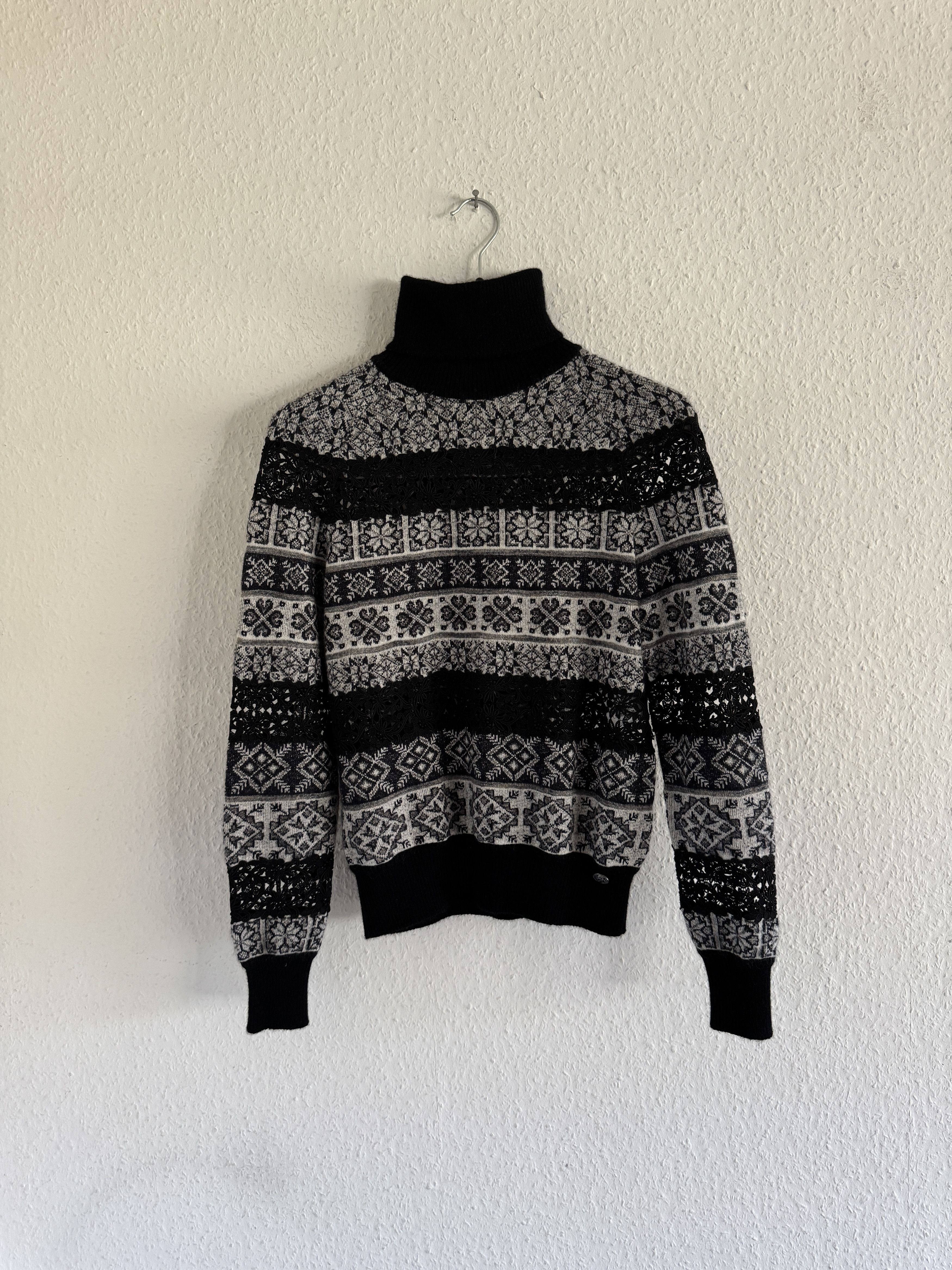 Chanel Chanel Paris-Rome Runway Lace & Cashmere Sweater Size XS / US 0-2 / IT 36-38 - 2 Thumbnail