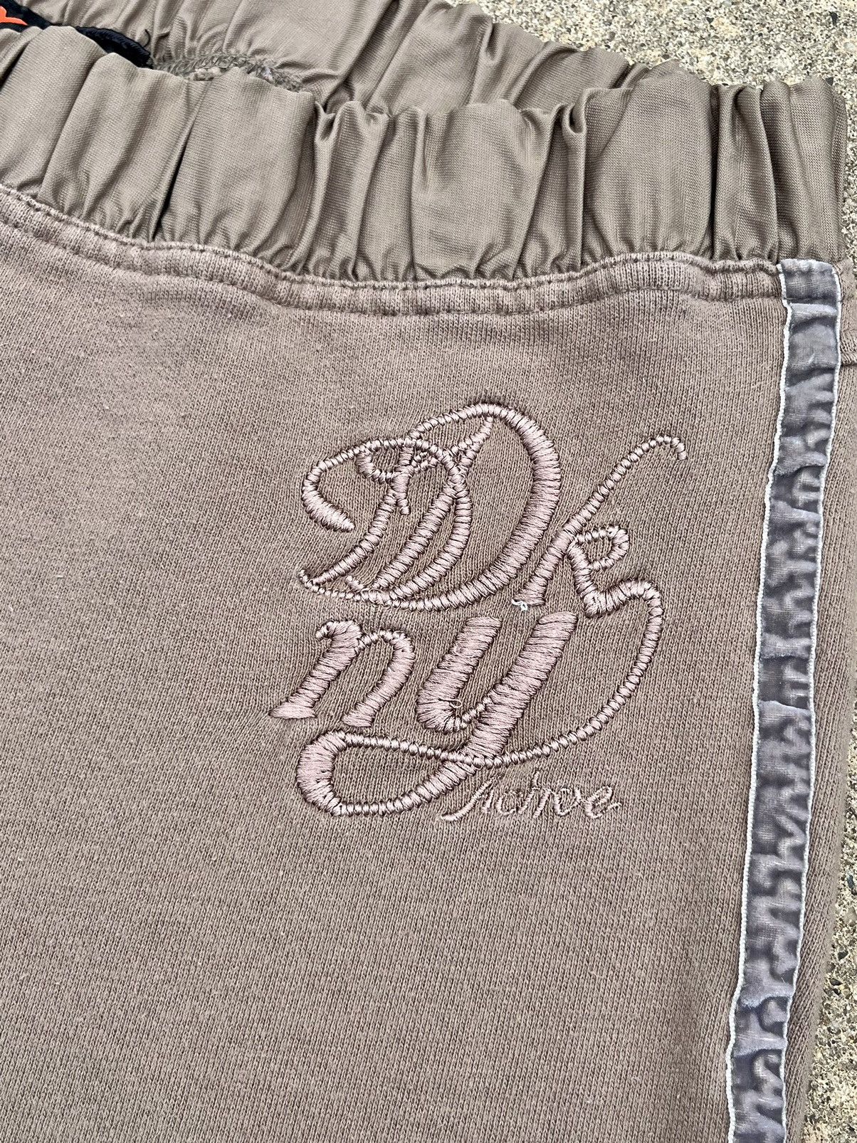 DKNY × Japanese Brand × Vintage WMNS VINTAGE Y2K DKNY ACTIVE FLARED SWEATPANTS Size 30" / US 8 / IT 44 - 3 Thumbnail