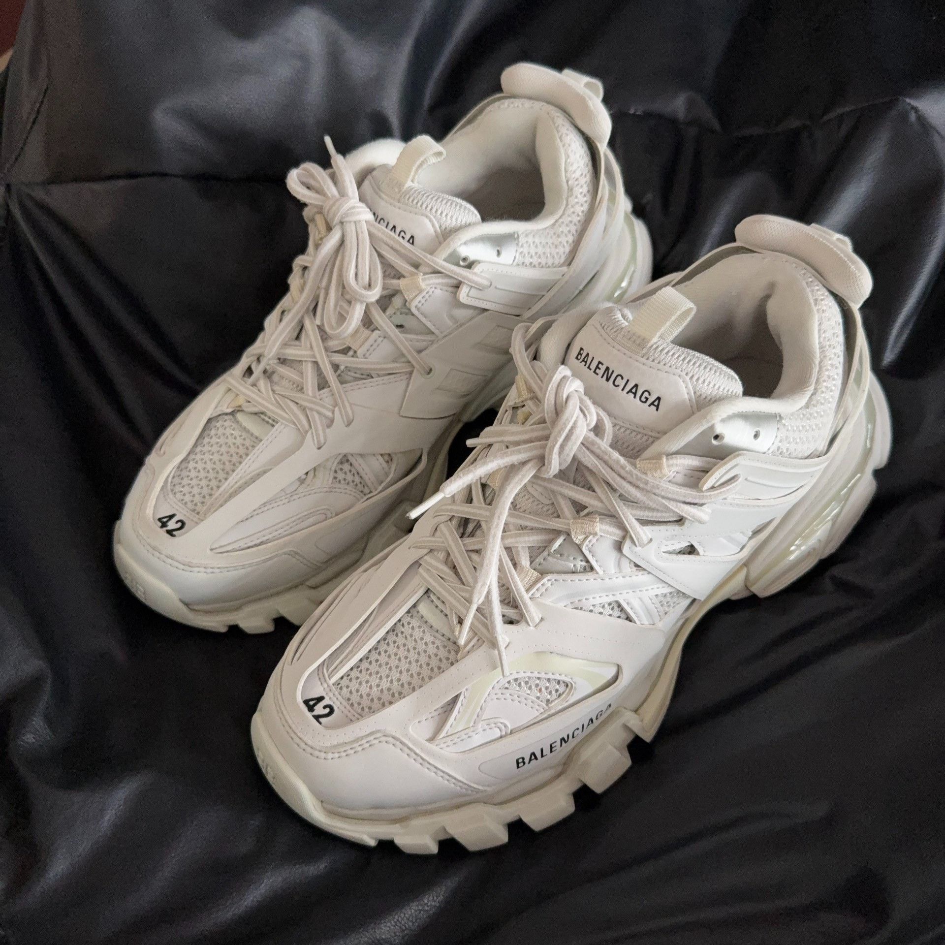 Balenciaga Balenciaga White Lowtop Sneakers 42 Men Size US 9 / EU 42 - 1 Thumbnail