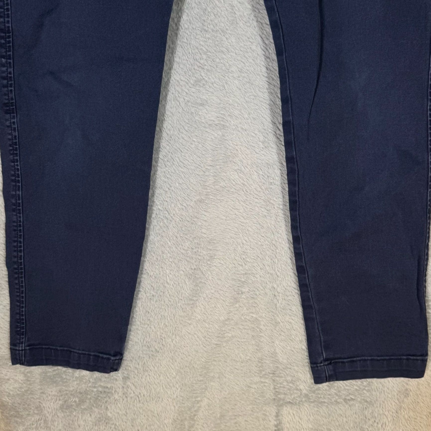 Levi's Levi’s 552 Mens Jeans Straight Leg Mid Rise Blue Denim Medium Wash 28 x 30 Jeans Men’s 28x30 Blue Denim Straight Leg (Levi’s 552) Size US 28 / EU 44 - 5 Thumbnail