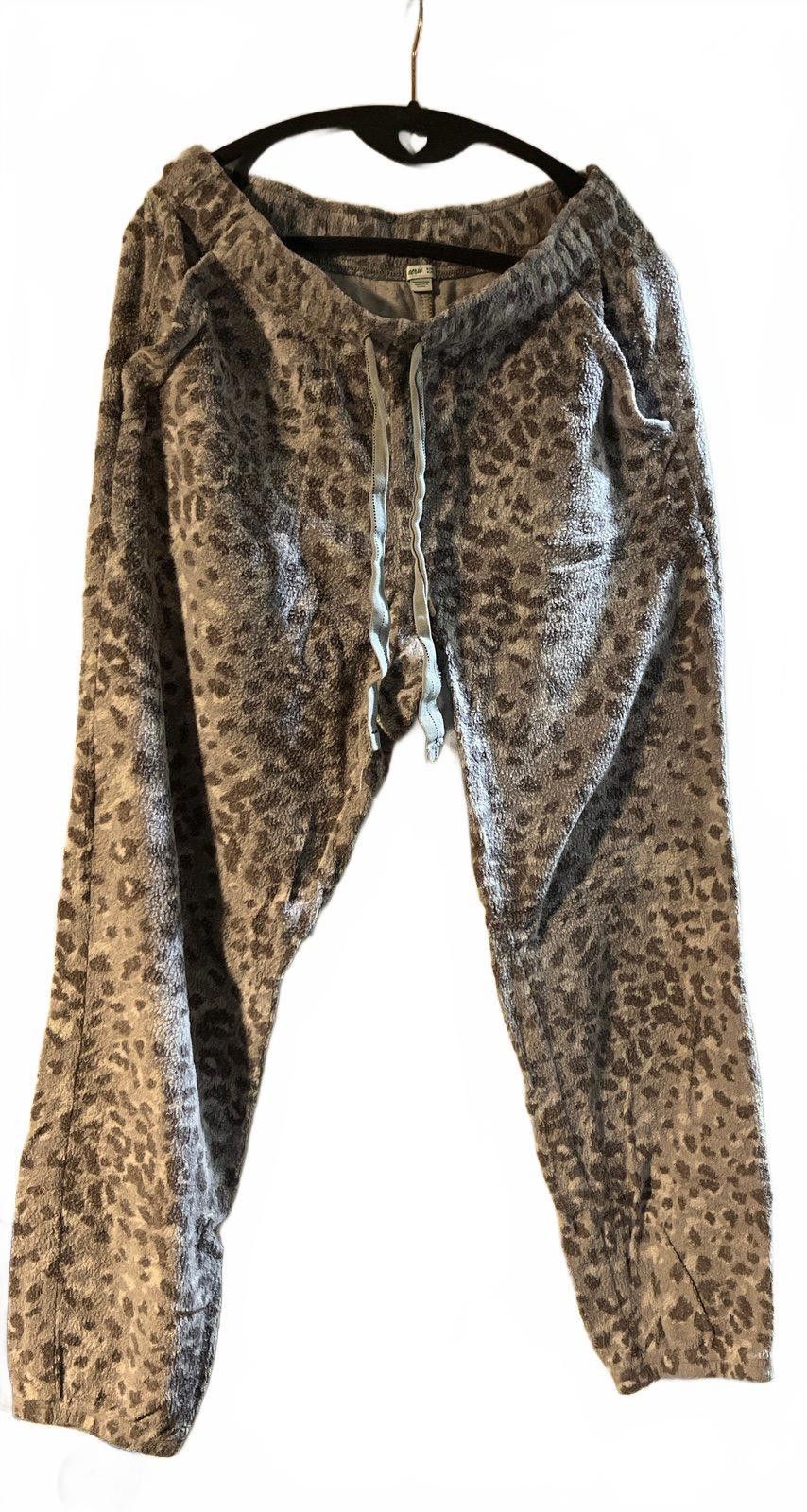 Designer Cozy Leopard Print Lounge Set - Sweater & Pants Size ONE SIZE - 4 Thumbnail