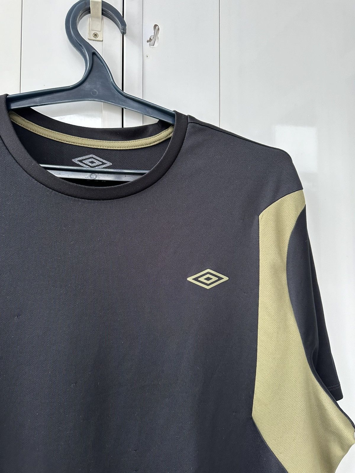 Umbro Vintage Umbro T-shirt Distressed Sport Nylon Fit Size US L / EU 52-54 / 3 - 6 Thumbnail