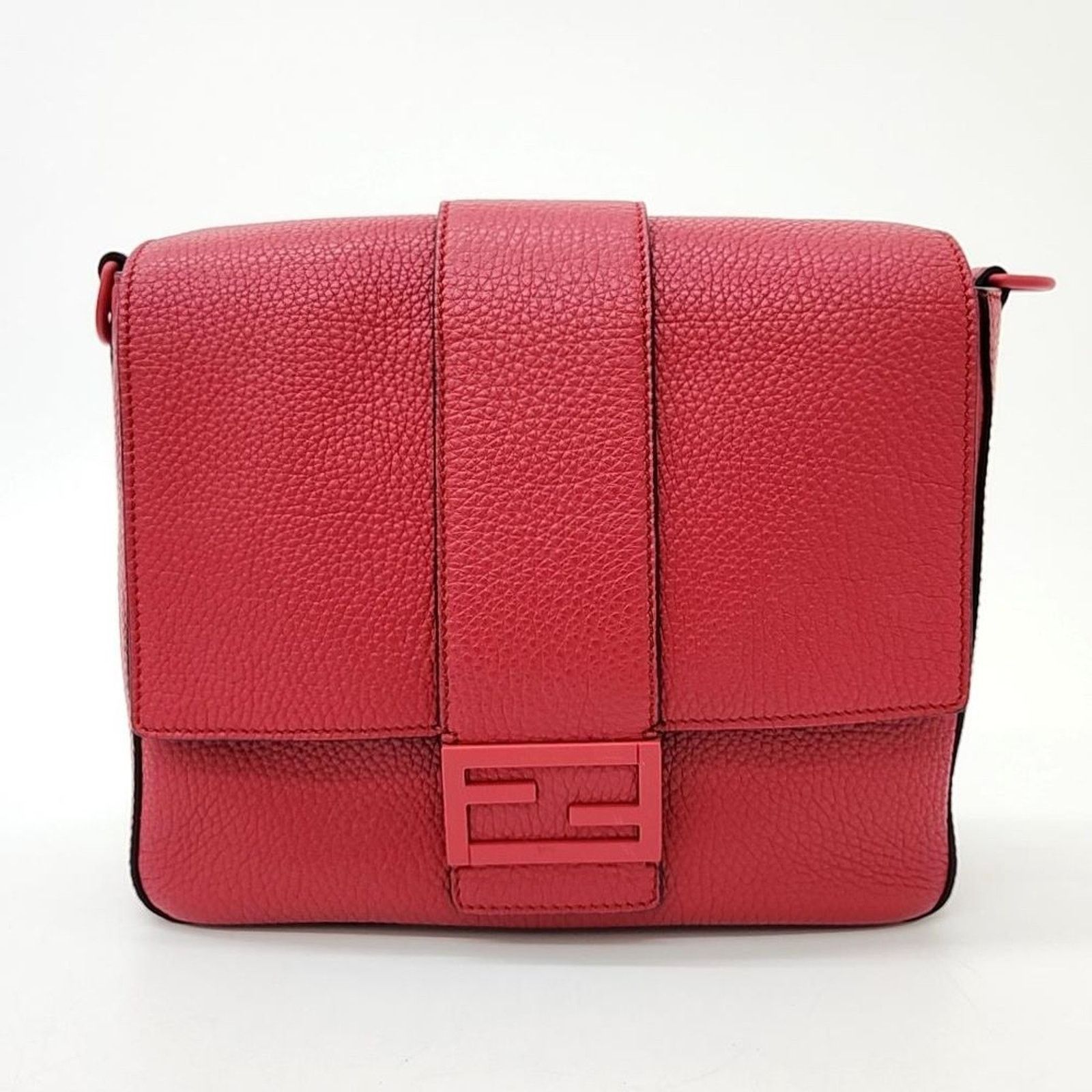 Fendi Baguette Messenger Bag Medium (7967953) in Red, Women's
