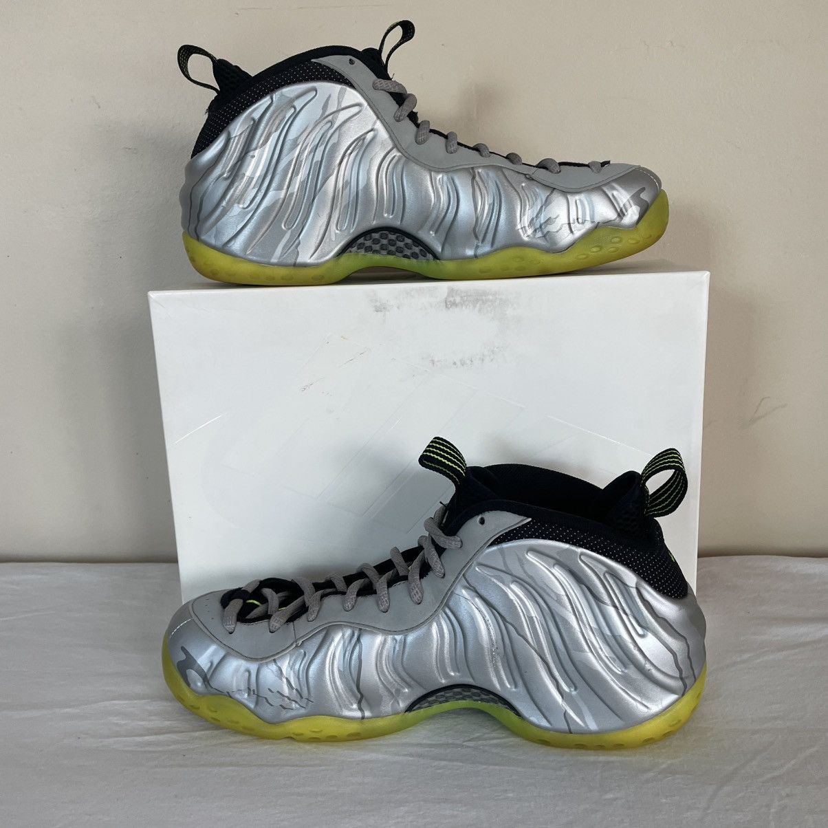 Nike Nike Foamposite One Silver Volt Camo Size 10.5 575420–004 Size US 10.5 / EU 43-44 - 2 Thumbnail