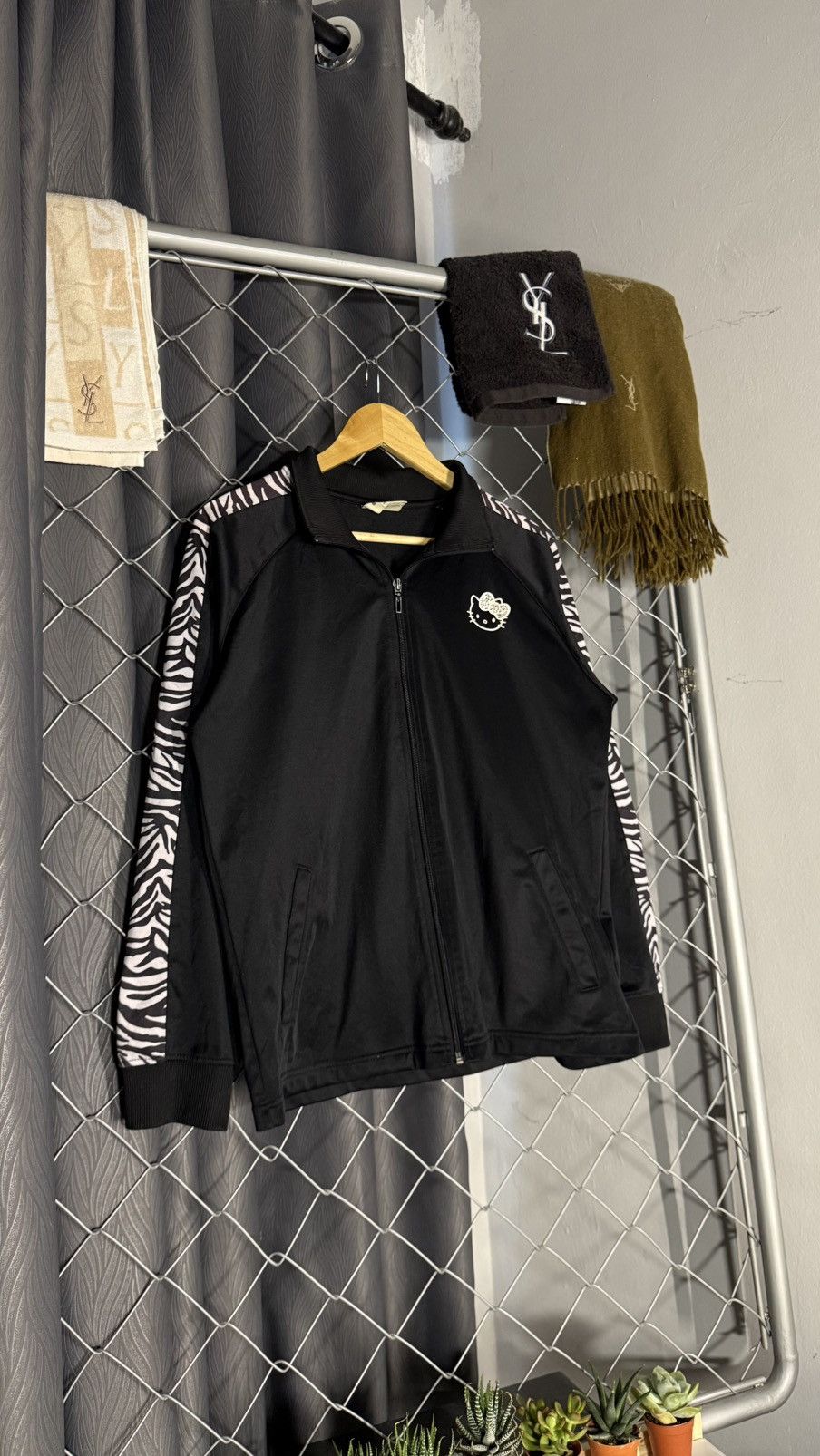 Anime 2013 HELLO KITTY SWEATER JACKET BIG BACKHIT LARGE Size US L / EU 52-54 / 3 - 1 Thumbnail