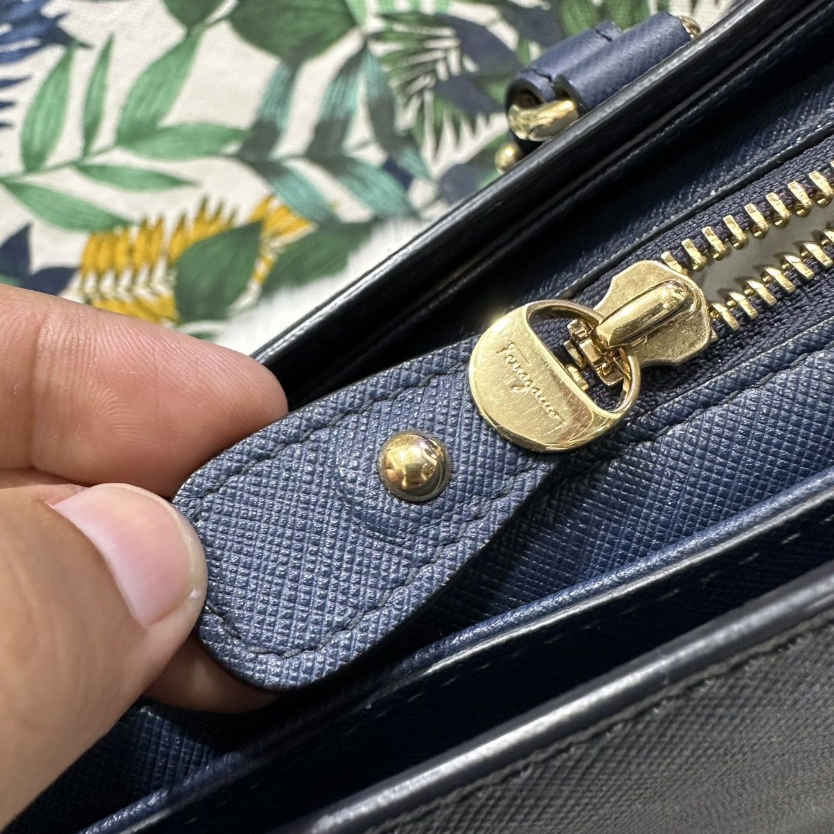 Salvatore Ferragamo Authentic SALVATORE FERRAGAMO Becky Saffiano Leather Handbag Size ONE SIZE - 9 Thumbnail