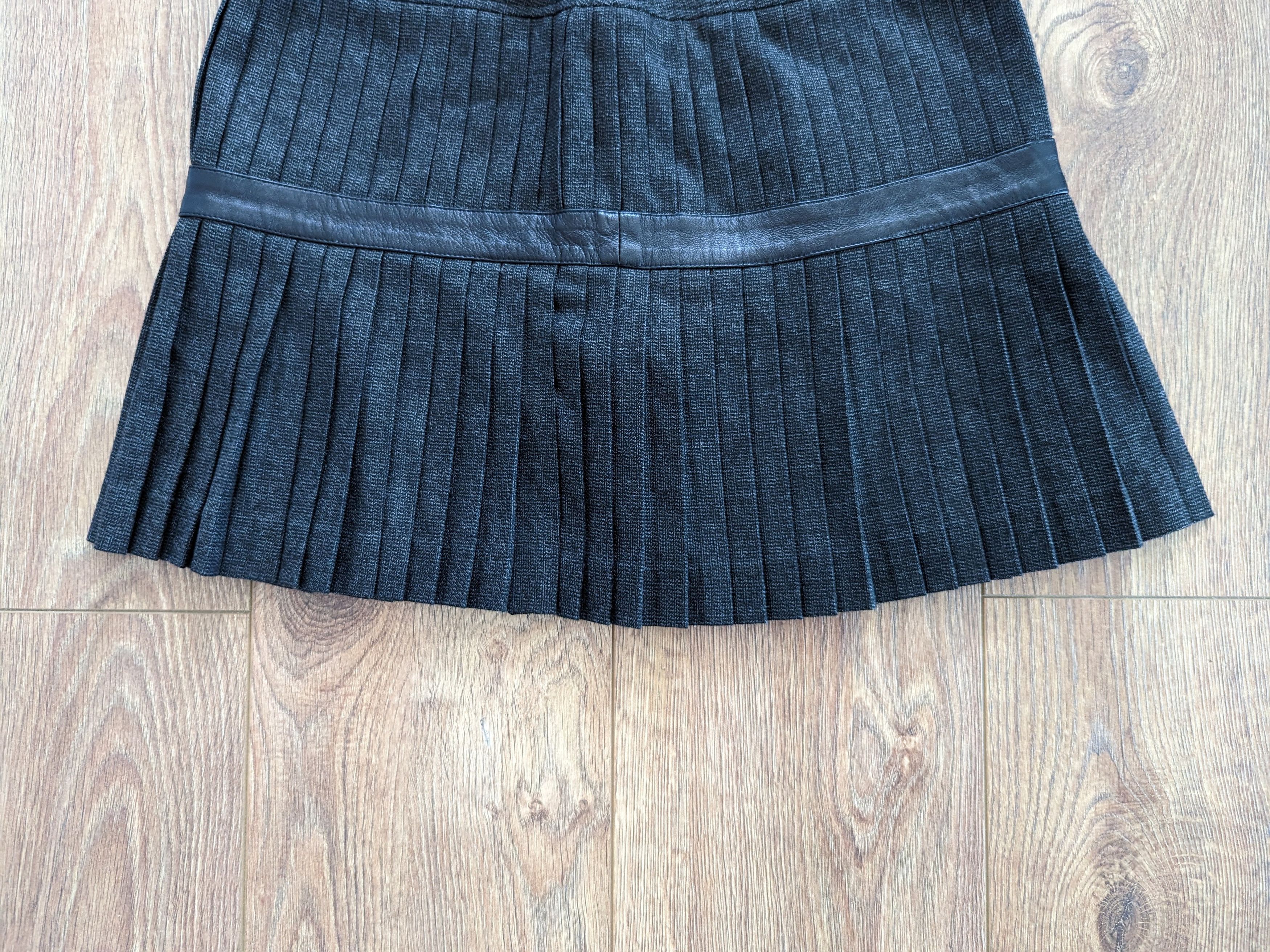 Dolce & Gabbana Dolce & Gabbana Mini Skirt Leather Applic 38 M Made In Italy Size 26" / US 2 / IT 38 - 4 Thumbnail