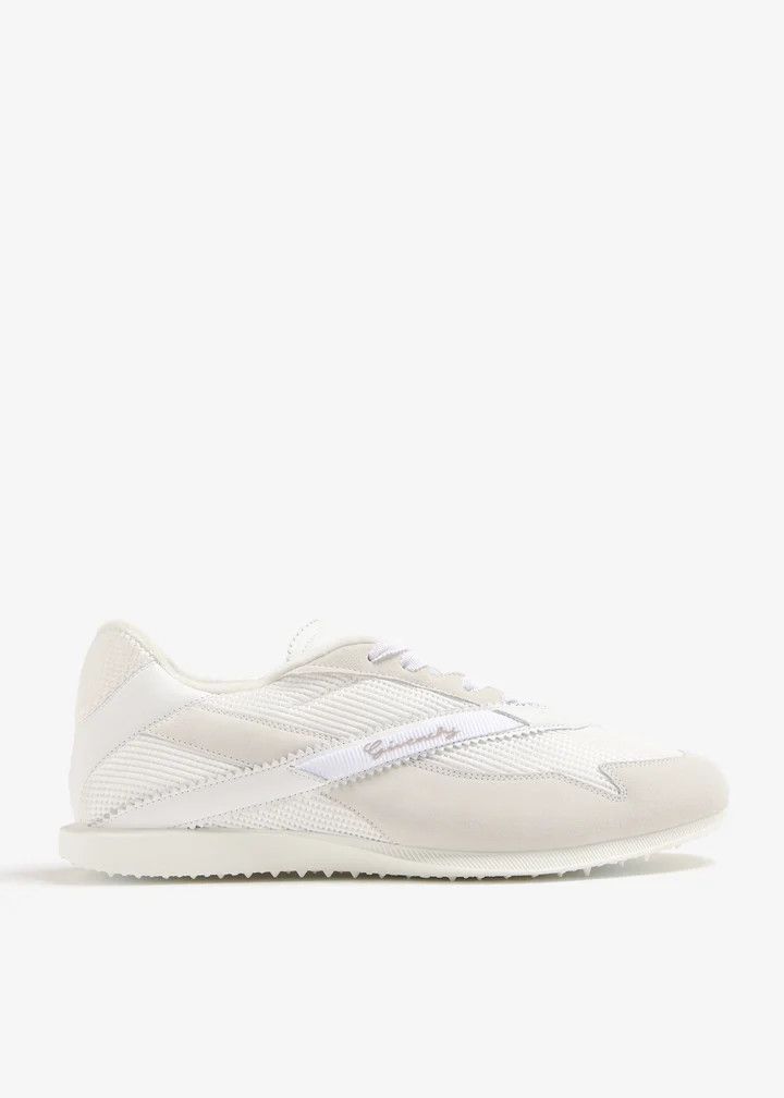 o1lv12m1025 Show Low Top Runners in White