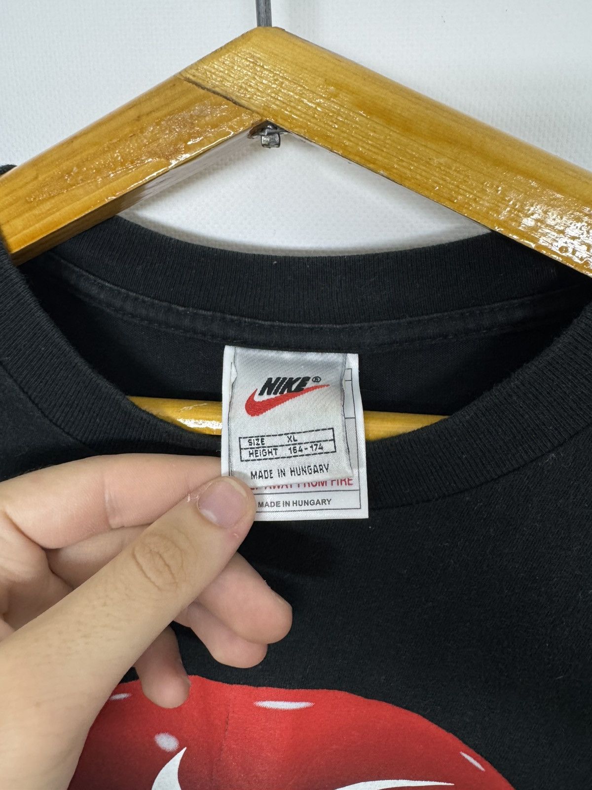 Nike Vintage Nike Y2K Big Logo black tee T-shirt Size US S / EU 44-46 / 1 - 7 Thumbnail