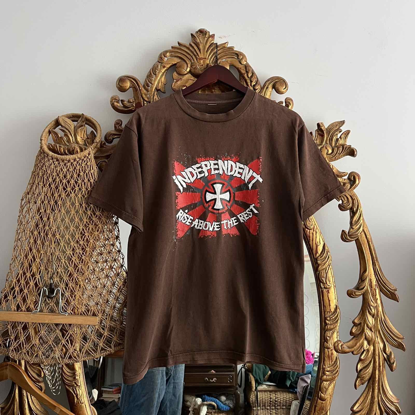 Vintage Vintage 90s Independent Santa Cruz Skateboards Tshirt Size US M / EU 48-50 / 2 - 1 Thumbnail