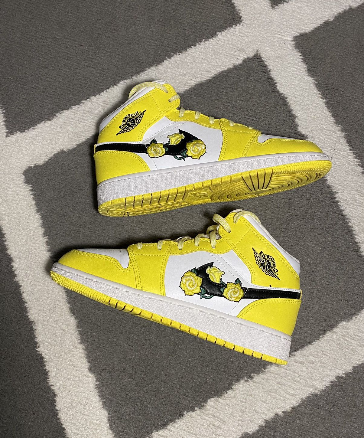 Jordan Brand × Nike Nike Air Jordan 1 Mid Dynamic Yellow Floral (GS) sneakers Size US 6.5 / IT 36.5 - 2 Thumbnail