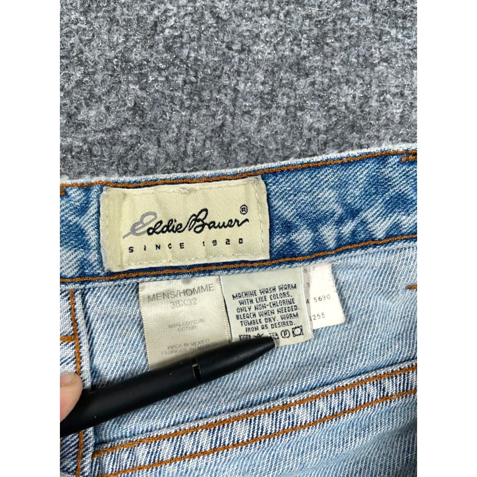 Eddie Bauer VINTAGE Eddie Bauer Jeans Men's 35 x 30 Light Blue Distressed Tapered 90s Retro Size US 38 / EU 54 - 3 Thumbnail