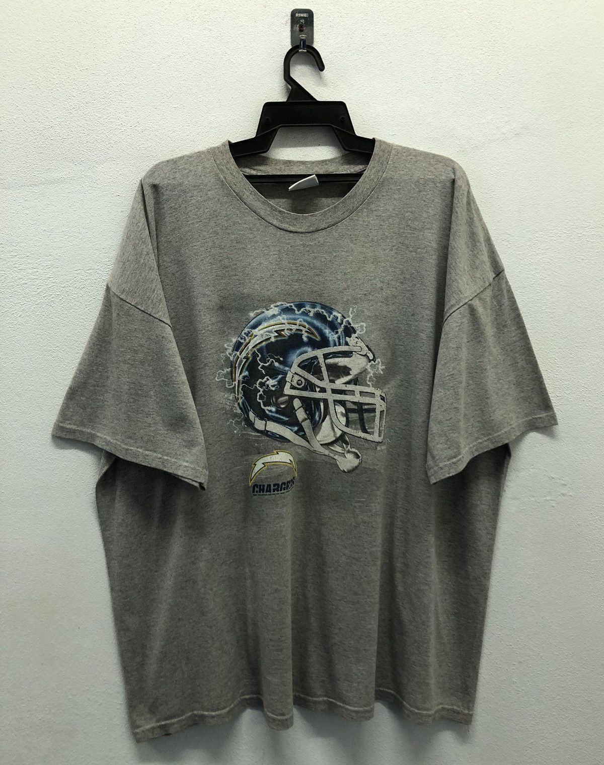 NFL Vintage NFL Graphic Of A Los Angeles Chargers Helmet T-Shirt Size US XXL / EU 58 / 5 - 1 Thumbnail