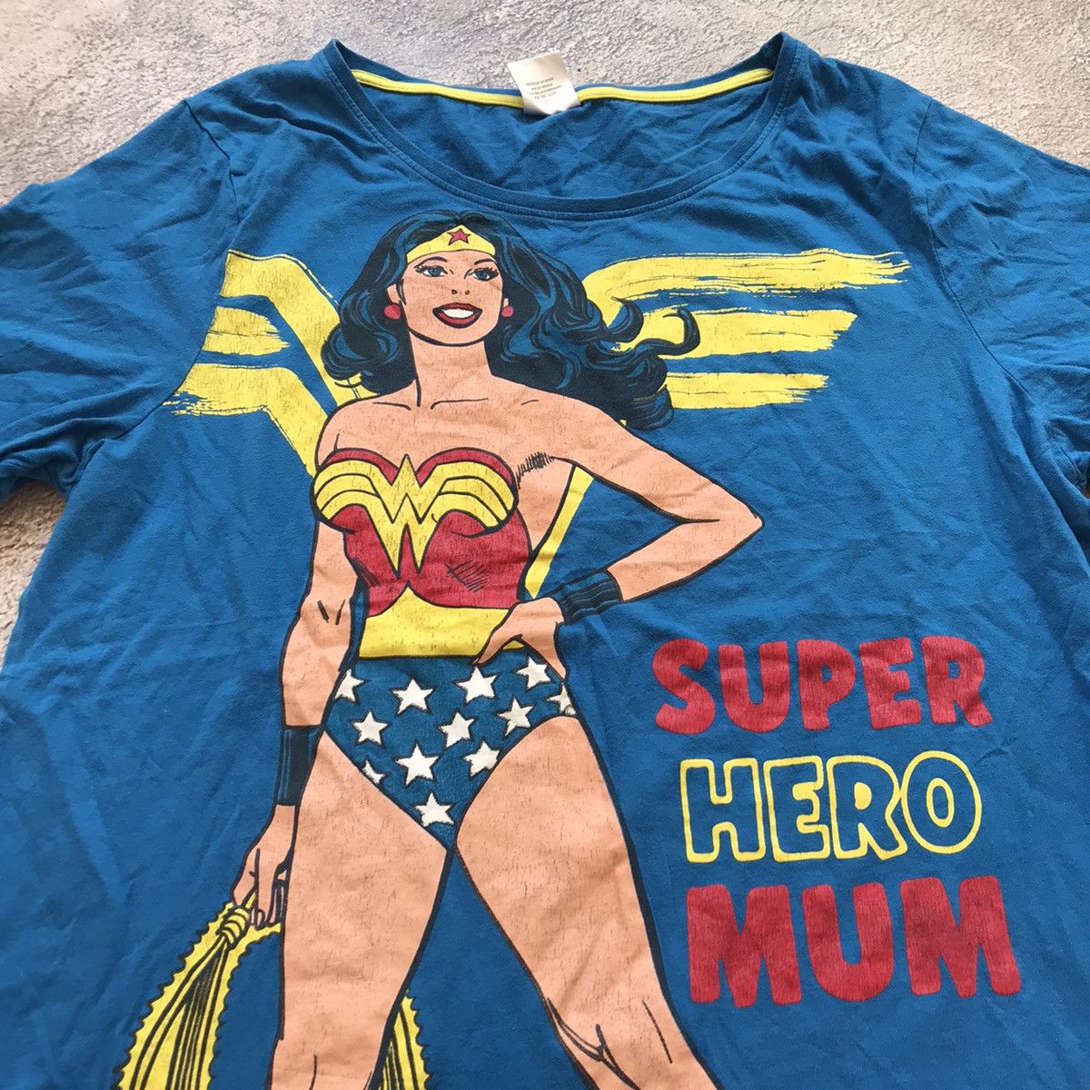 Vintage Vintage 90s Wonder Woman Graphic Tee Y2K Superhero Cropped M Size US M / EU 48-50 / 2 - 3 Thumbnail