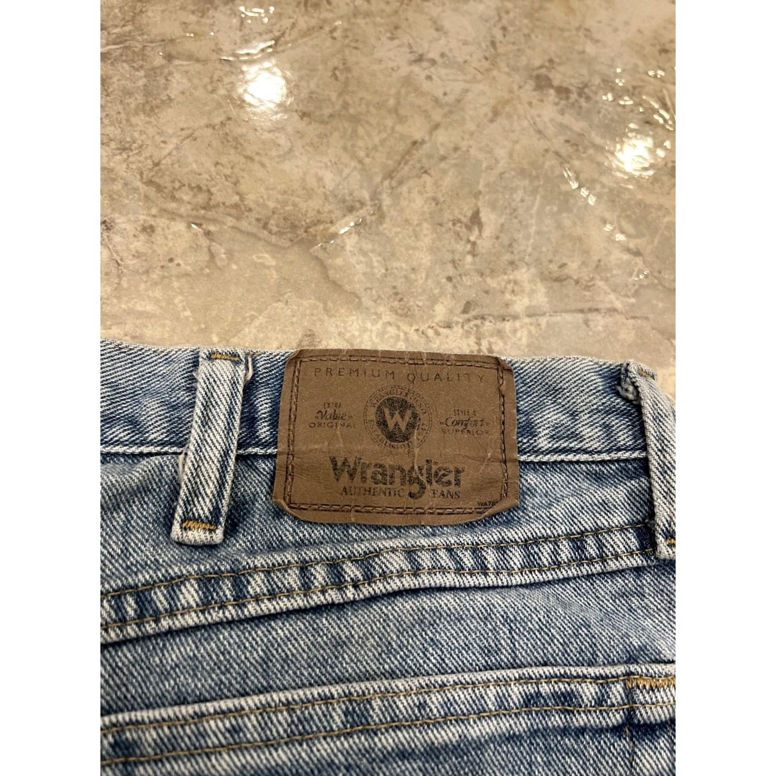 Wrangler Mens 40 Wrangler Relaxed Fit Denim Blue Jean Shorts 10" Classic Jorts Distressed Size US 40 / EU 56 - 3 Thumbnail