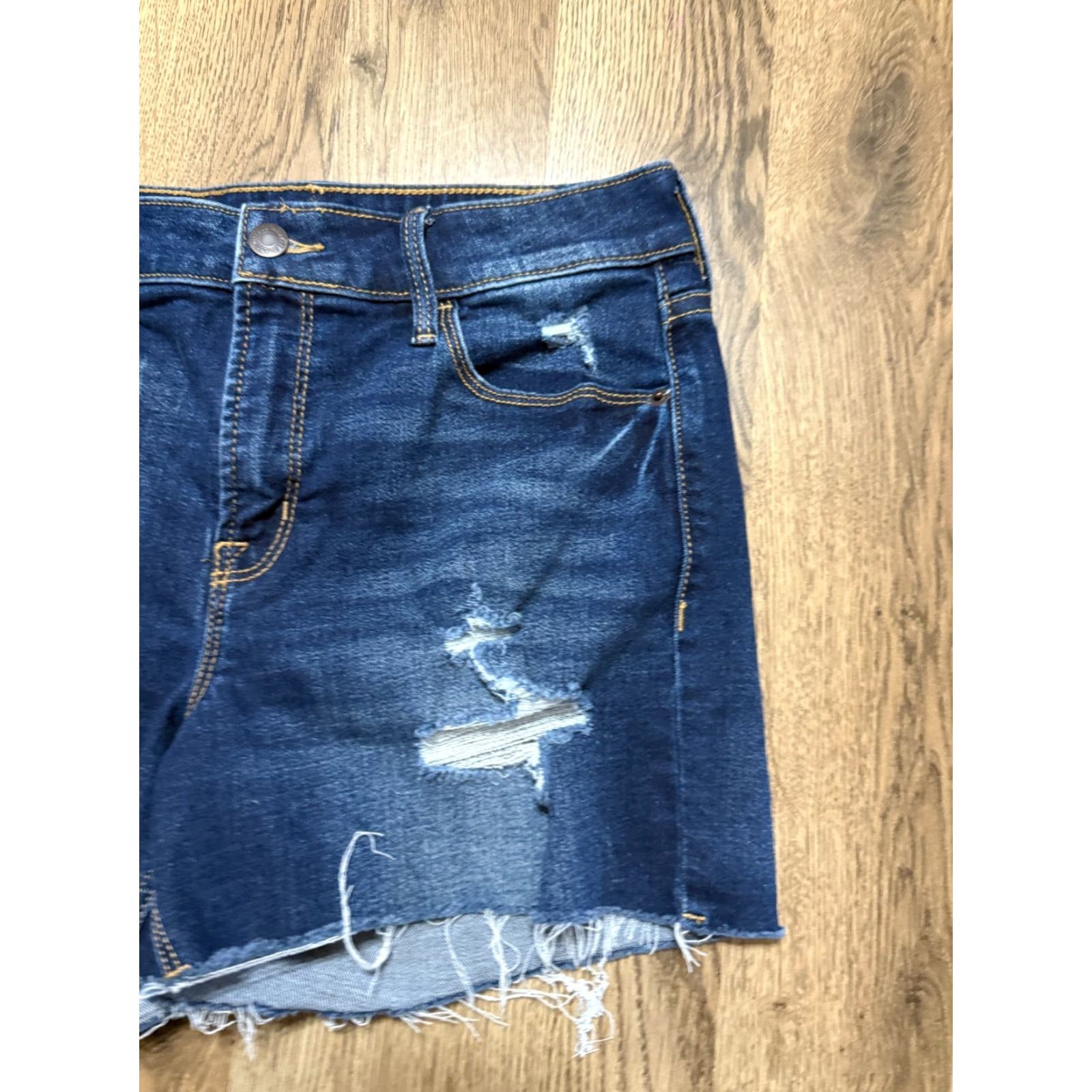 Old Navy VINTAGE? Old Navy Shorts, Women's Size 4, Blue Denim High Rise Jean Shorts Ripped Size 27" / US 4 / IT 40 - 4 Thumbnail