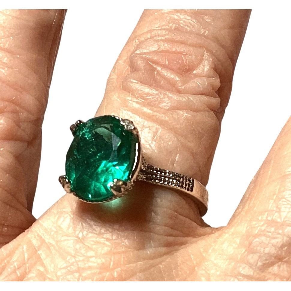 Other Green Faux Emerald Oval Cut Silver-tone Solitaire Prong Set Size ONE SIZE - 1 Thumbnail