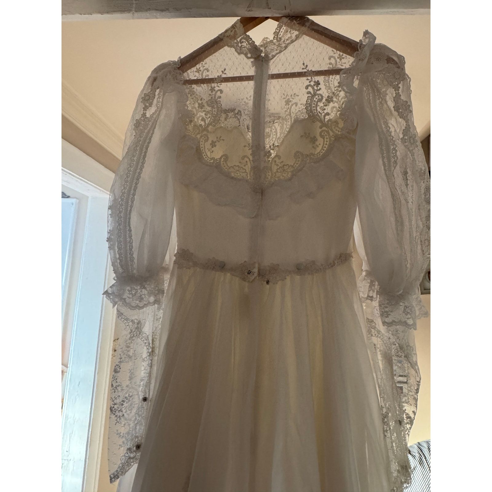Luxe Vintage Eve of Milady Lace Stunning Wedding Dress with Hat Size S / US 4 / IT 40 - 13 Thumbnail