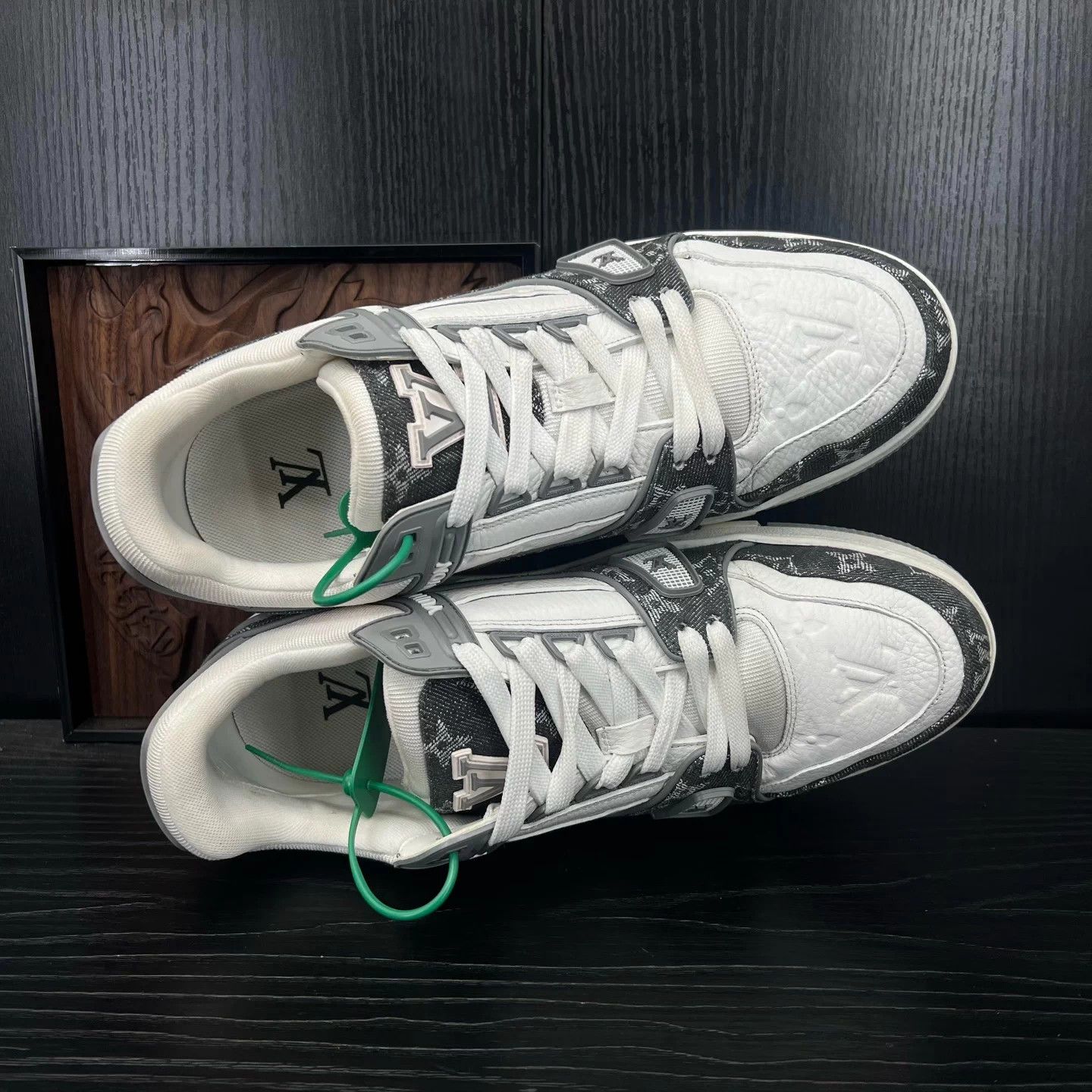 Louis Vuitton LV Trainer White and Gray 7/41 Size US 8 / EU 41 - 4 Thumbnail