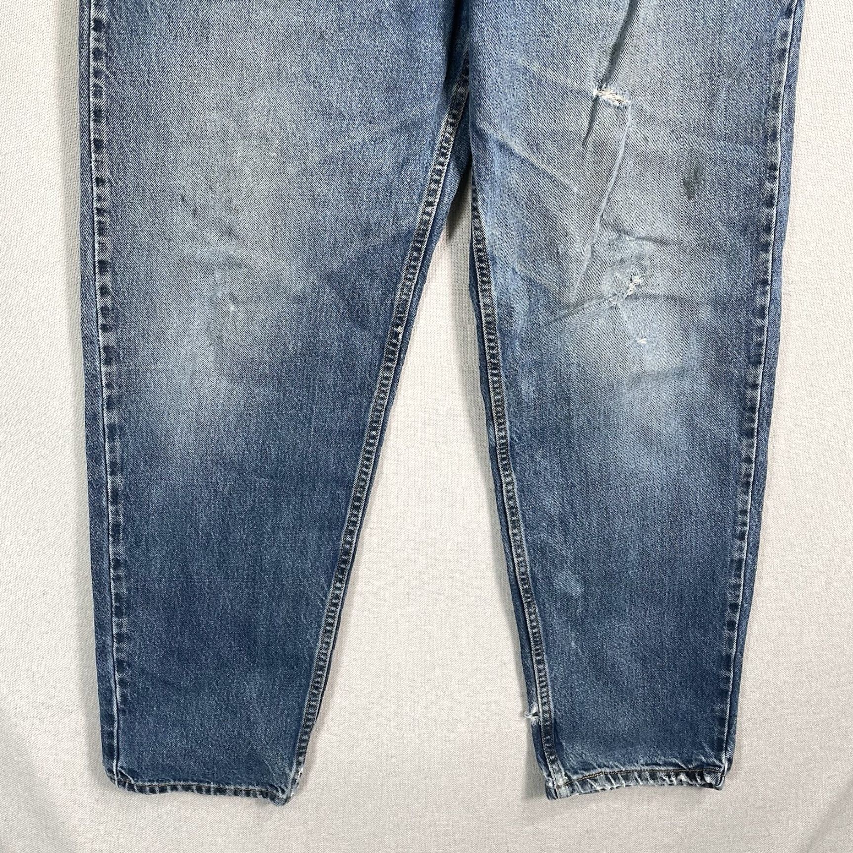 Levi's VTG Levi's 560 Jeans Mens 34x32 Blue Distressed 90s Tapered Relaxed 5-Pocket Denim Cotton Baggy Vintage USA Leather Logo Buttons Zip N/A Size US 34 / EU 50 - 3 Thumbnail