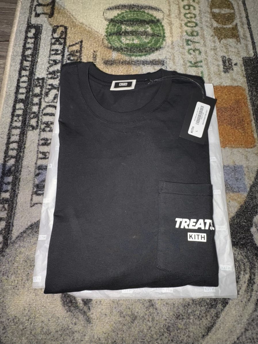 Kith × Ronnie Fieg Kith Treats World Tour Logo Long Sleeve Pocket Tee Black Size US L / EU 52-54 / 3 - 3 Thumbnail