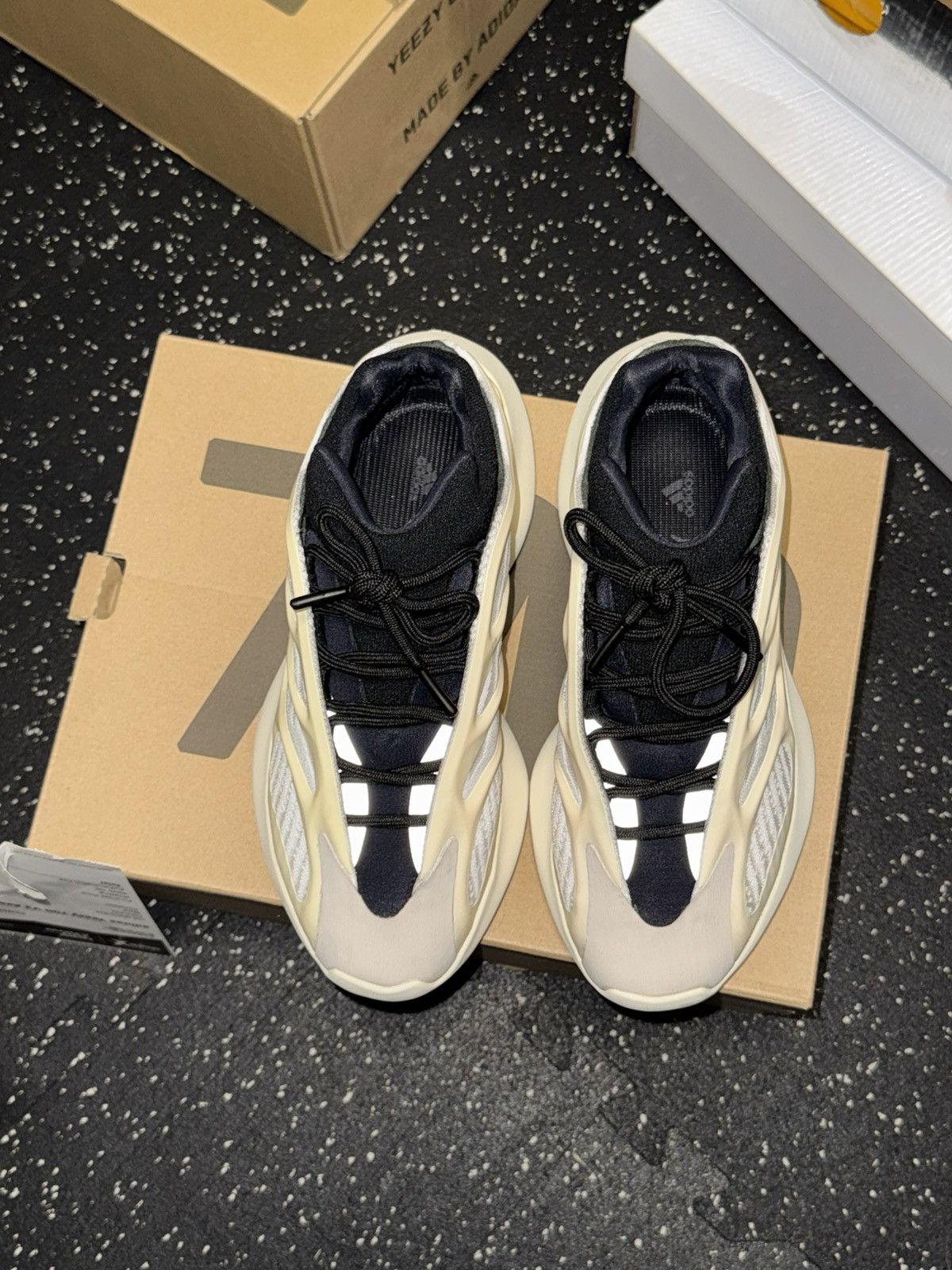 Adidas × Yeezy Adidas Yeezy 700 V3 Azael sz 5.5Y Size US 5.5 / EU 38 - 12 Thumbnail