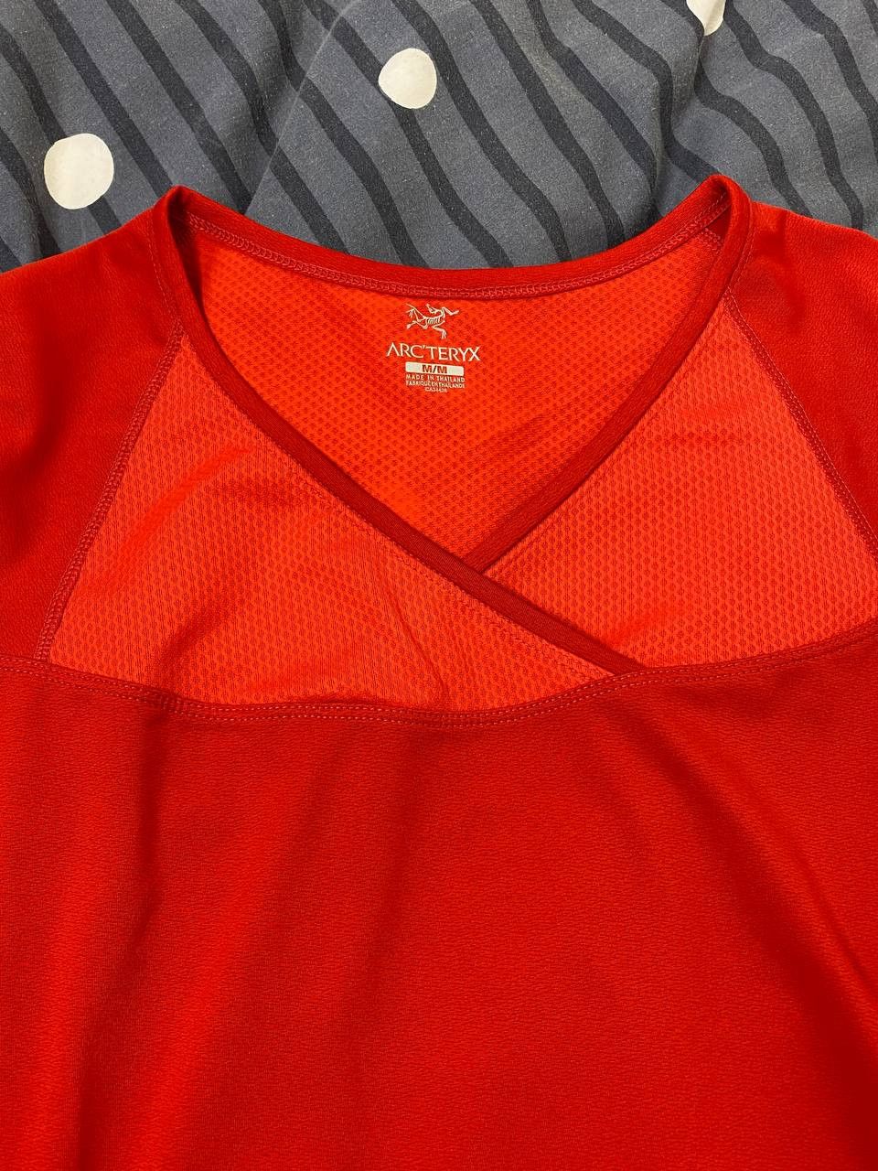 Arc'teryx × Vintage Vintage Arc'Teryx V-Neck Small Logo Women's T-Shirt Size M / US 6-8 / IT 42-44 - 6 Thumbnail