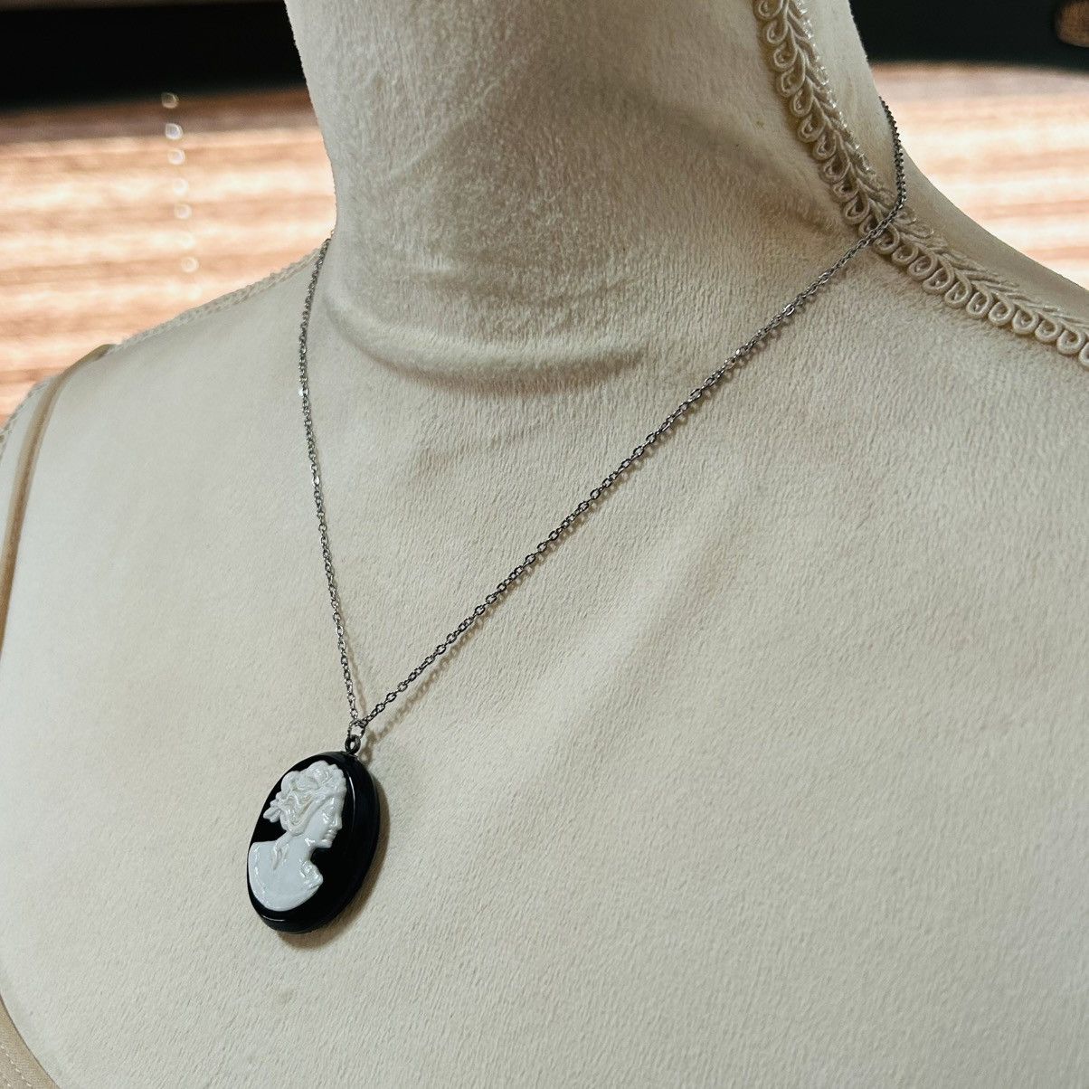Vintage Vintage black and white Victorian lady cameo necklace Size ONE SIZE - 4 Thumbnail