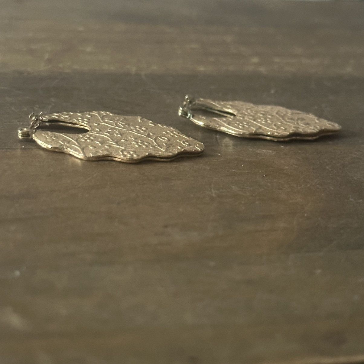 Other Gold tone patterned leaf scalloped hoop earrings Size ONE SIZE - 2 Thumbnail