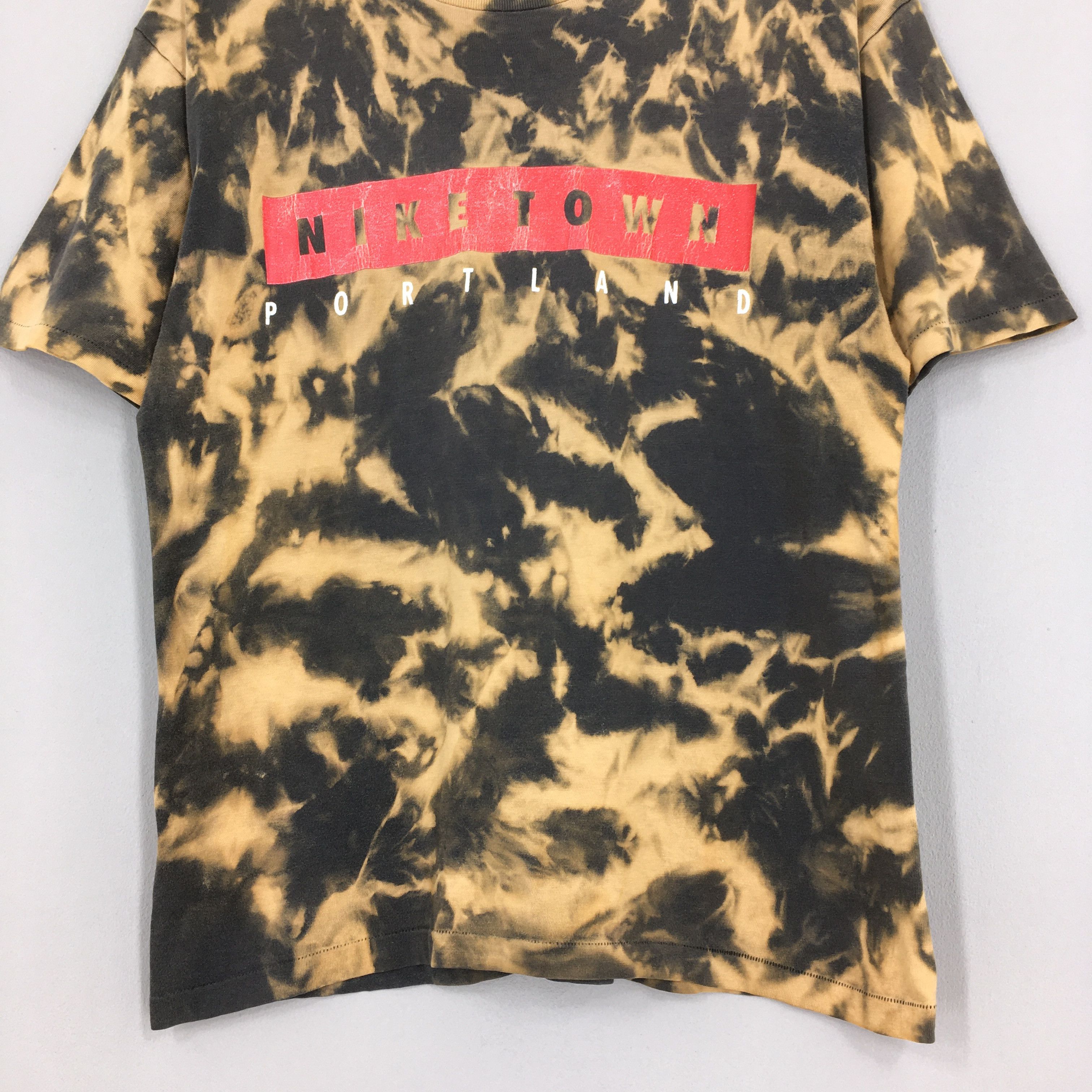 Nike Vintage 90's Nike Town Portland Bleach Tie-Dye Tshirt Size US M / EU 48-50 / 2 - 3 Thumbnail