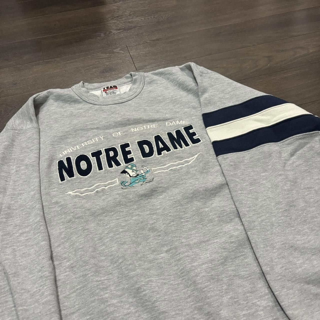 Designer vintage notre dame fighting Irish crewneck sweatshirt 90s L Size US L / EU 52-54 / 3 - 3 Thumbnail