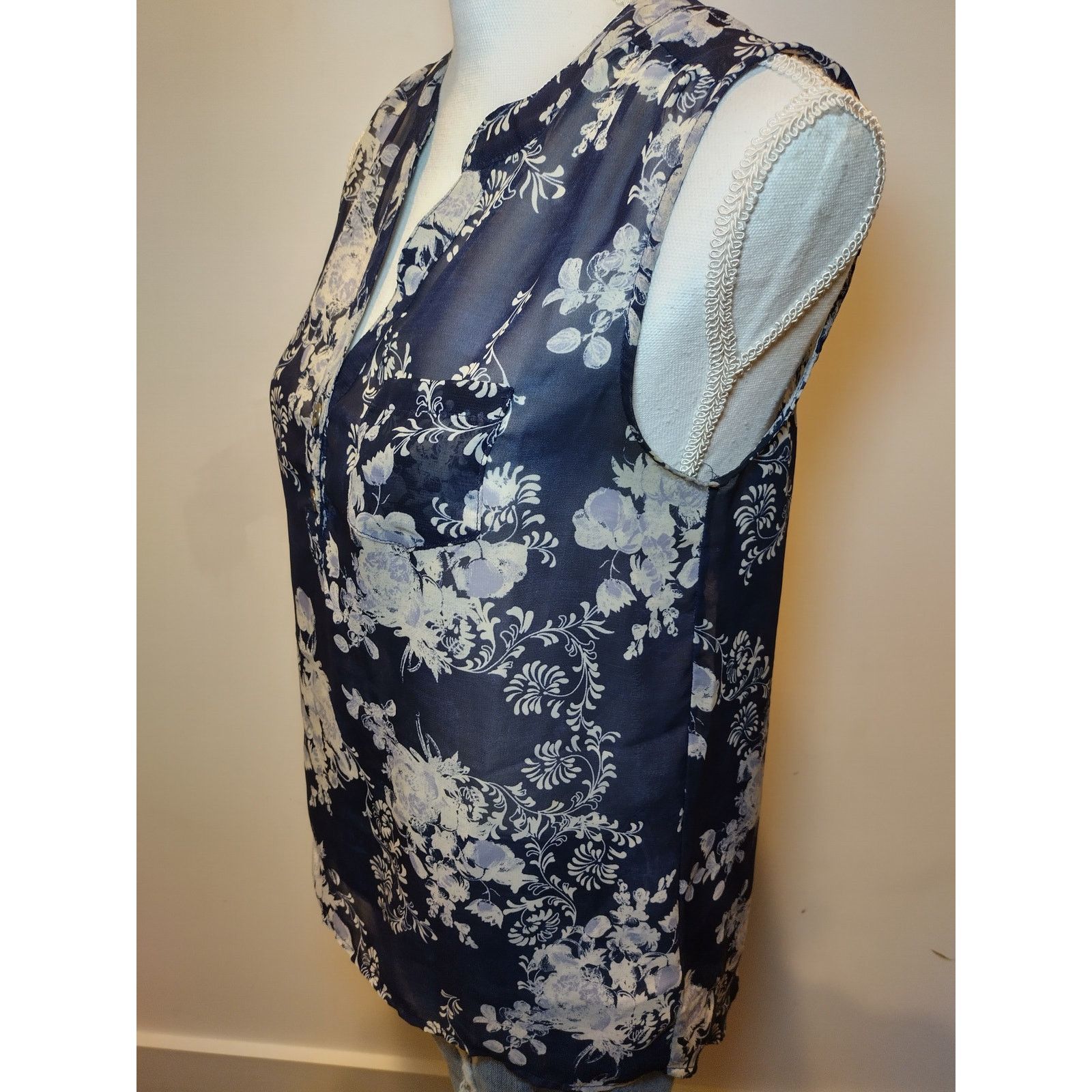 Aeropostale Aeropostale Women Floral Blouse Sleeveless Button Blue Med Size M / US 6-8 / IT 42-44 - 3 Thumbnail