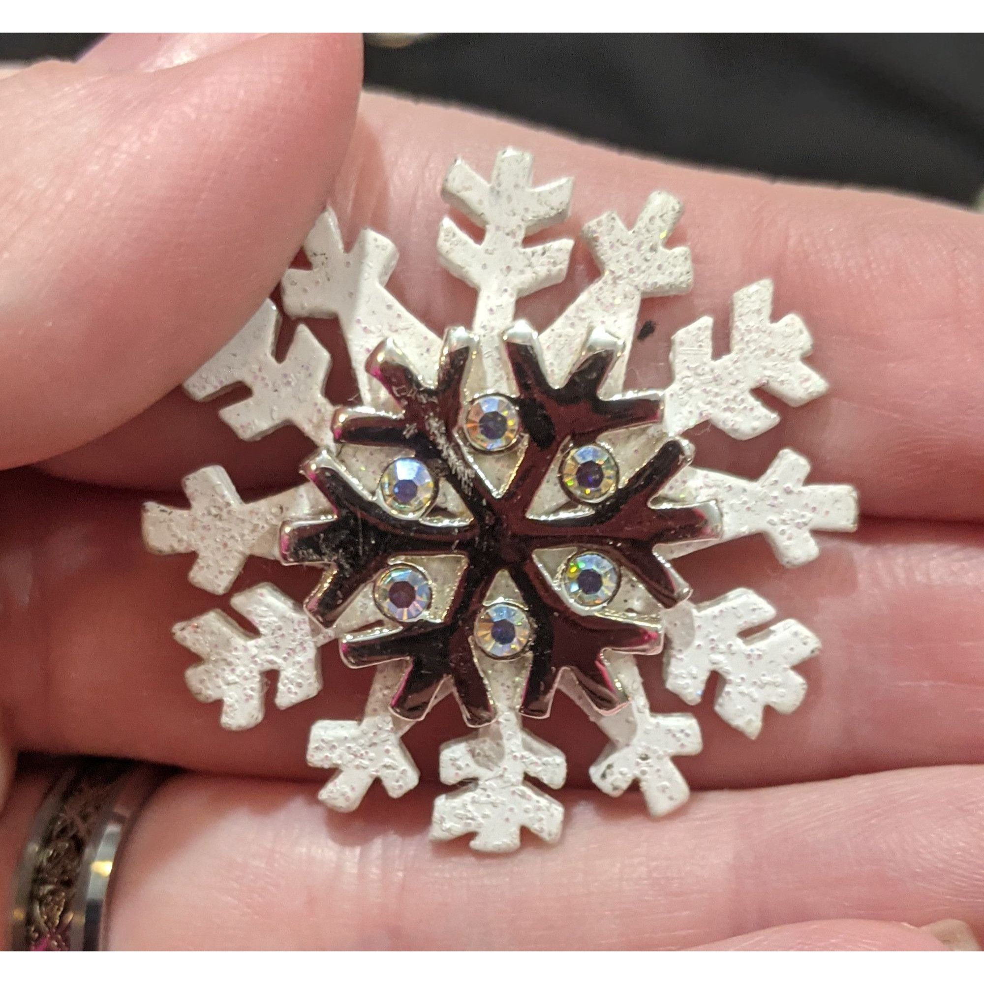 Other Vintage Silver Tone And White Snowflake Brooch Size ONE SIZE - 2 Thumbnail