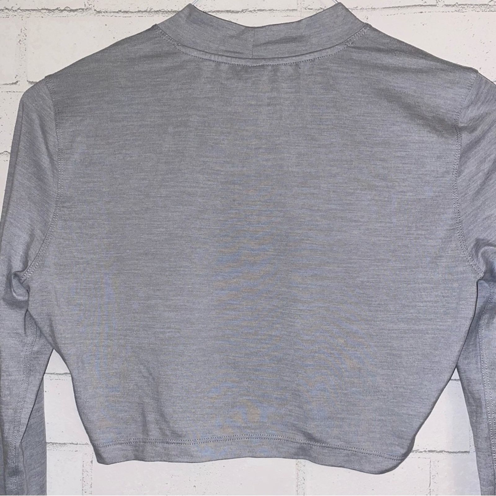 Vuori VUORI $85 LUX Long Sleeve Crop Mock Tee Gray MEDIUM EUC Size M / US 6-8 / IT 42-44 - 11 Thumbnail