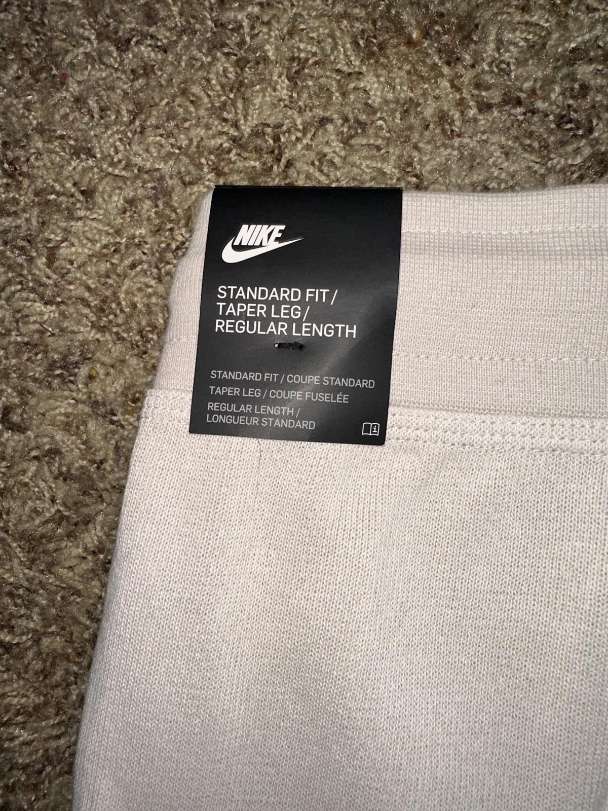 Nike Nike Big Kids (Boy’s) Sportswear Fleece Crop Sweatpants Sample Size US 26 / EU 42 - 10 Thumbnail