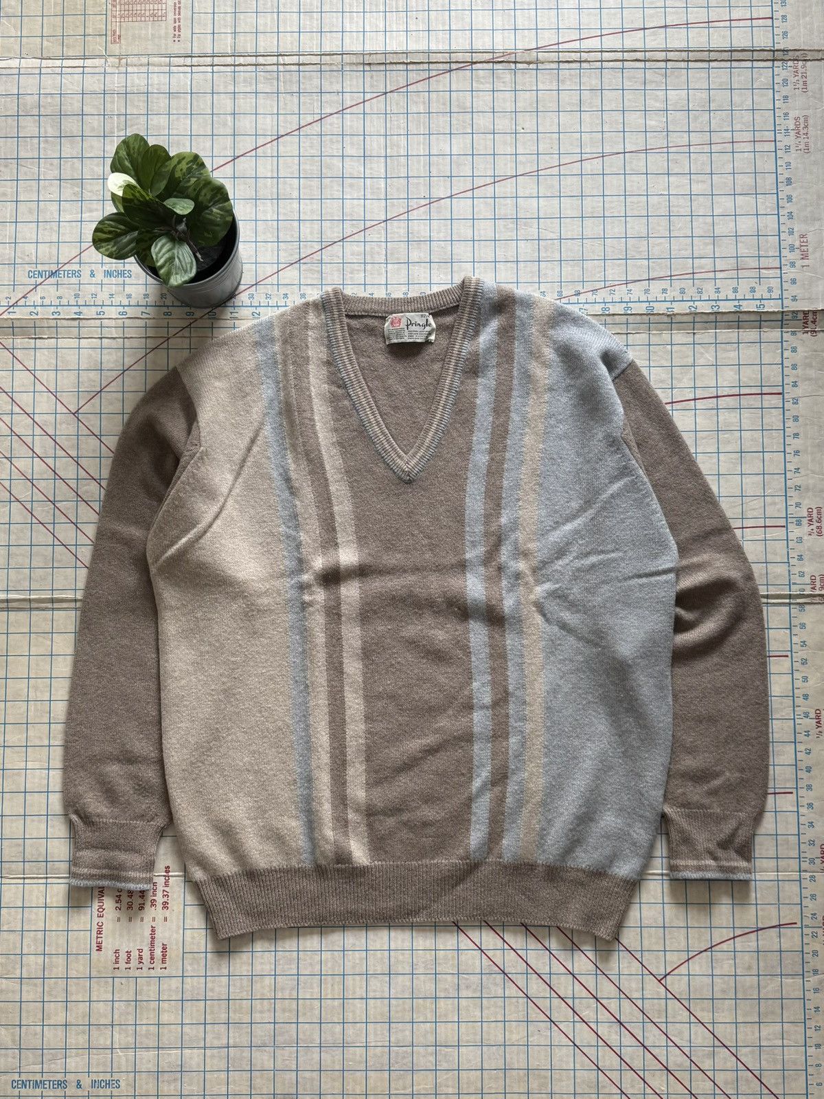 Pringle Of Scotland Vintage Pringle Of Scotland Wool V-Neck Knit Sweater Size 46 Size US L / EU 52-54 / 3 - 3 Thumbnail