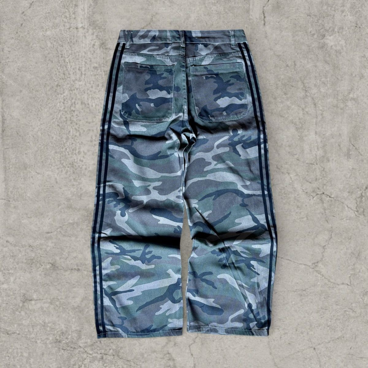 Japanese Brand Cool wide skater Japanese style jeans in khaki camo. Size L Size US 34 / EU 50 - 2 Thumbnail