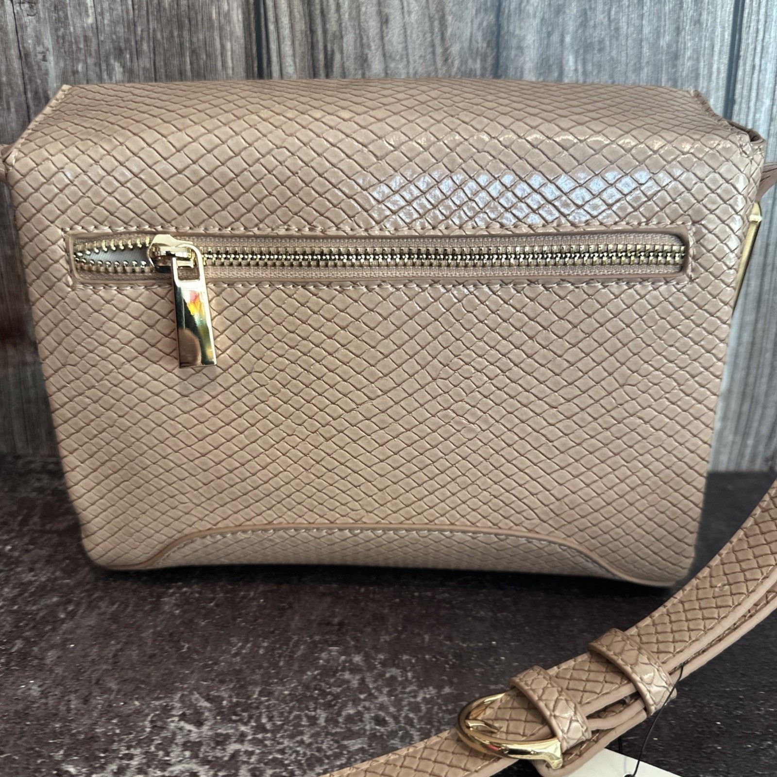 Leslii Embossed Crossbody Bag Chai Snake New NWT $79 in Beige, Women's