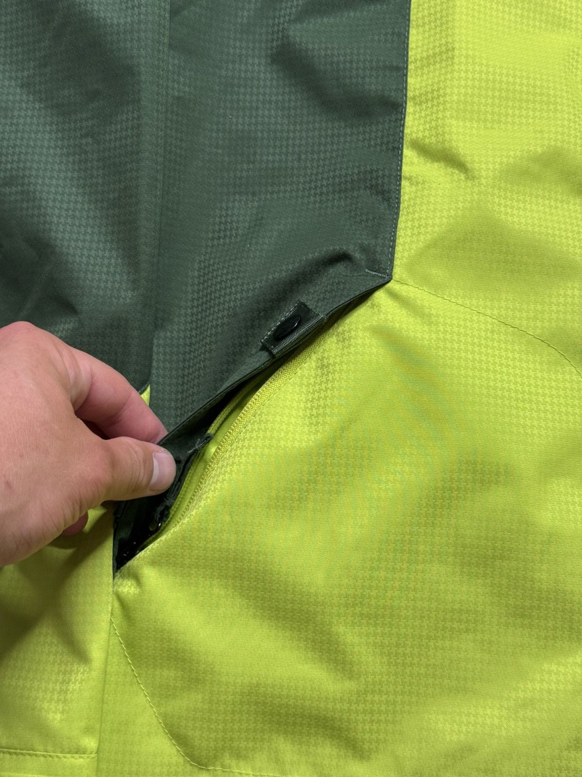 Vintage Vintage Oakley Rare Green Ski jacket Size S Size US S / EU 44-46 / 1 - 5 Thumbnail