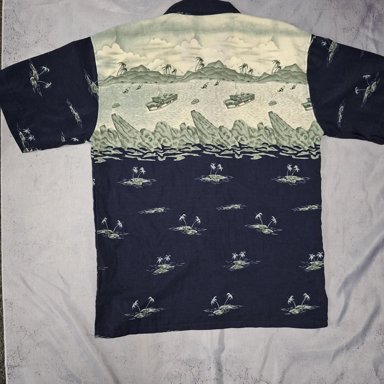 Other Hawaiian-inspired men's button-up shirt with a relaxed fit Size US L / EU 52-54 / 3 - 4 Thumbnail