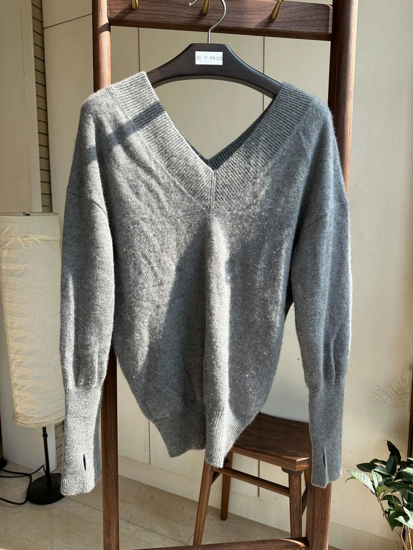 Tom Ford Tom Ford Cashmere Jumper XS 95 New V-neck F/B Cuff Thumbholes Size XS / US 0-2 / IT 36-38 - 2 Thumbnail