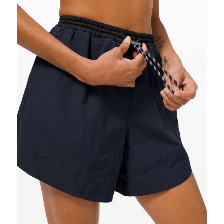 Lululemon Lululemon Evergreen Short Size 6 NWOT True Navy / Black Size 28" / US 6 / IT 42 - 6 Thumbnail