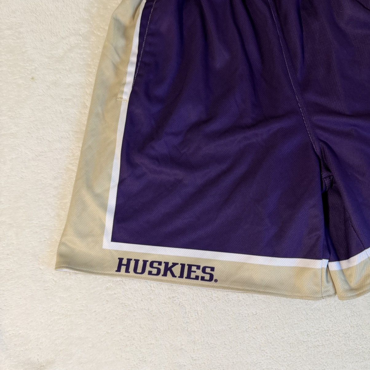 NCAA y2k Washington Huskies Basketball Shorts Size US 34 / EU 50 - 2 Thumbnail