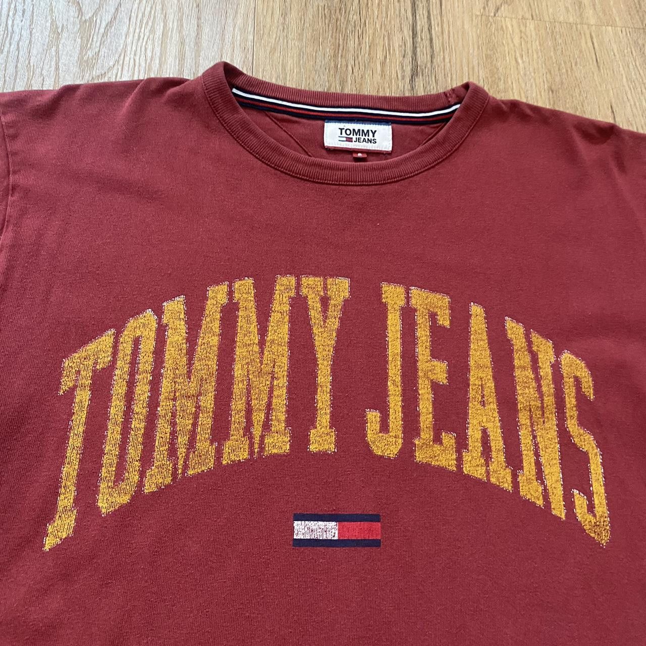 Tommy Hilfiger Tommy Hilfiger burgundy and gold t-shirt Size US S / EU 44-46 / 1 - 2 Thumbnail